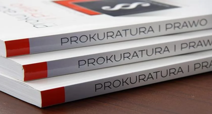 Zdjęcie książek prawnych na stole/ gov.pl