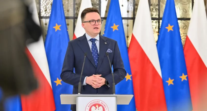 Zdjęcie Szymona Hołowni a konferencji prasowej w Sejmie/ Anna Strzyżak Kancelaria Sejmu