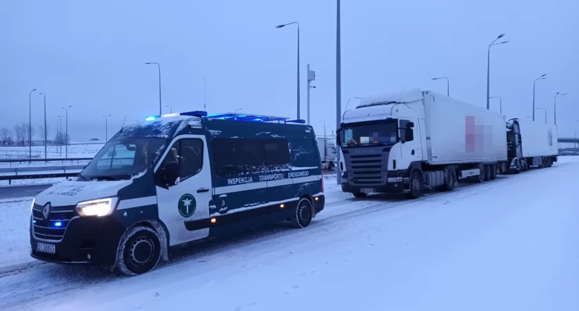 Zdjęcie pojazdu WITD wraz z zatrzymaną ciężarówką/ WITD Białystok