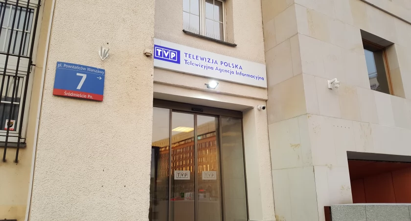 Zdjęcie wejścia do budynku Telewizyjnej Agencji Informacyjnej/ DDB