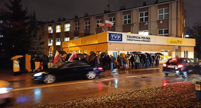 Zdjęcie protestujących pod siedzibą TVP3 Białystok/ DDB