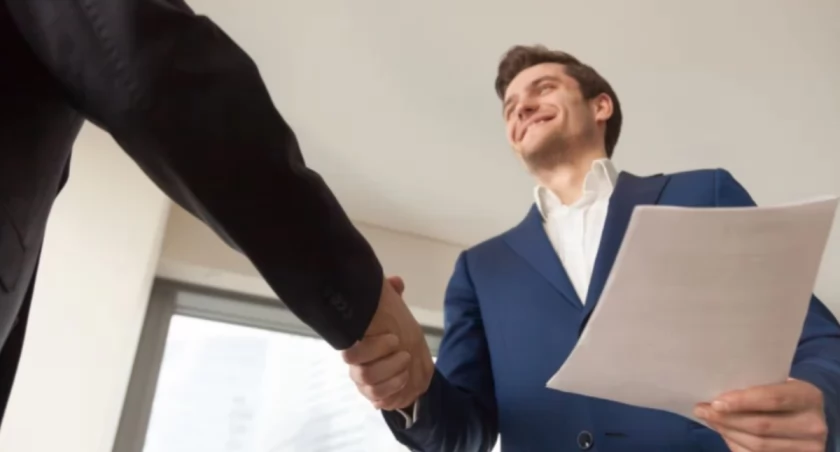 Zdjęcie mężczyzn ściskających sobie dłonie