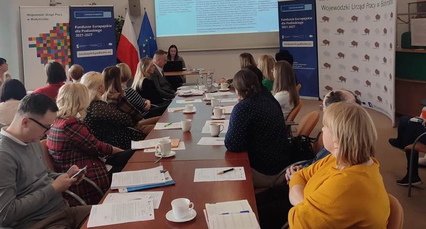 Zdjęcie ze spotkania w sprawie uruchomienia środków na aktywizację osób bezrobotnych/ podlaskie.eu