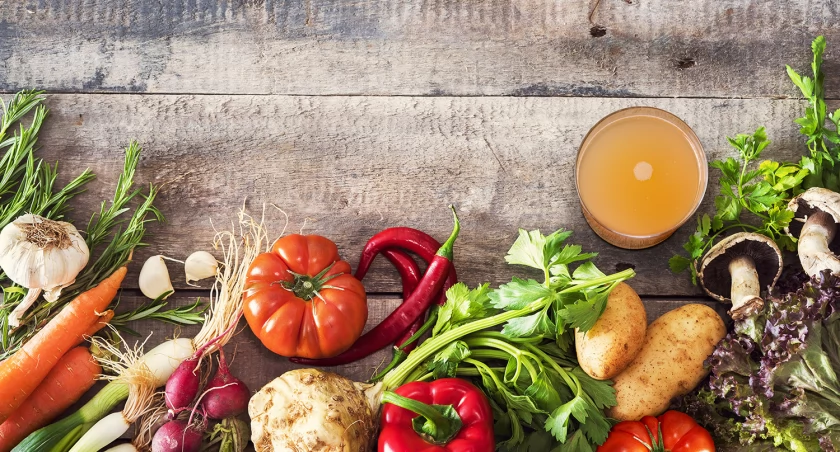 Zdjęcie warzyw leżących na stole