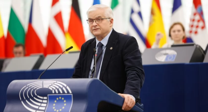 Zdjęcie Włodzimierza Cimoszewicza w Parlamencie Europejskim na mównicy/ Europarliament Multimedia Centre