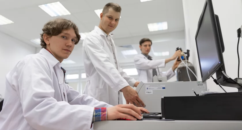 Zdjęcie studentów Politechniki Białostockiej w laboratorium/ PB