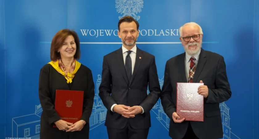 Zdjęcie wojewody podlaskiego (w środku) wraz z nowymi pełnomocnikami / Foto: PUW