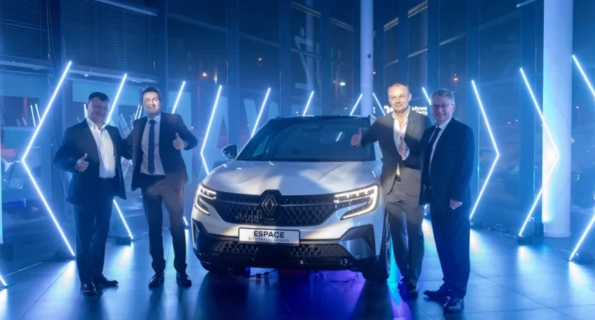 Na zdjęciu od lewej: Tomasz Fus, współwłaściciel Auto Fus Group, Fabien Golmy, prezes Renault Group Eastern Europe, Piotr Fus, współwłaściciel Auto Fus Group, Tomasz Mróz, dyrektor wykonawczy Renault Group na Polskę i kraje Bałtyckie