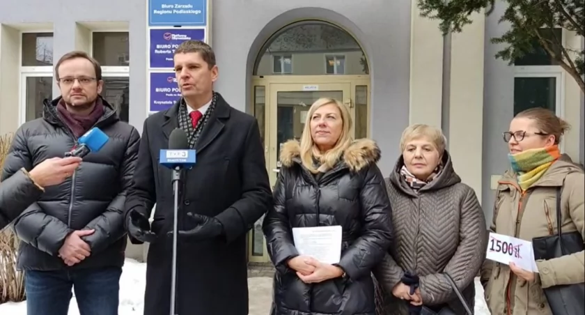 Zdjęcie polityków PiS i związkowców pod siedzibą Platformy Obywatelskiej w Białymstoku podczas konferencji prasowej/ DDB