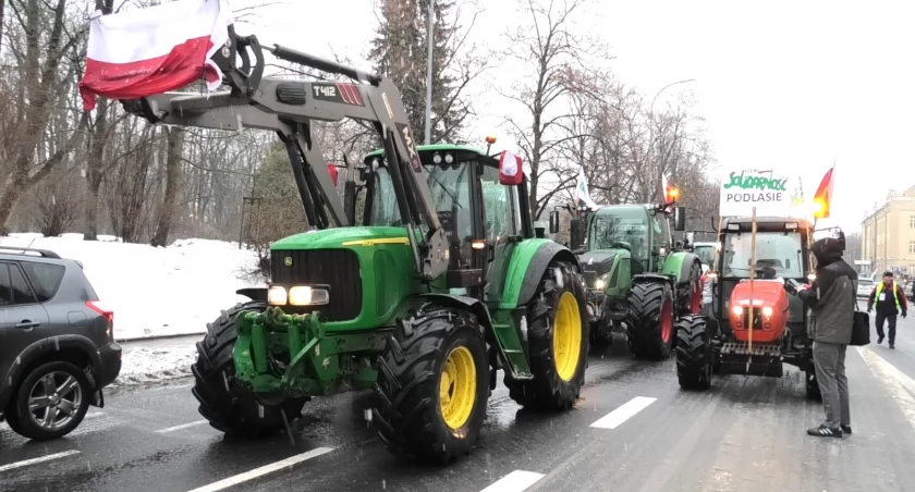 Zdjęcie protestujących rolników w ciągnikach/ DDB