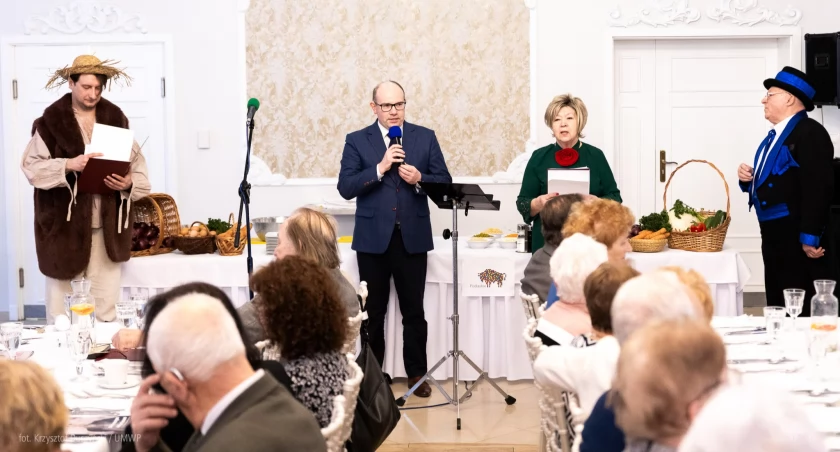 Zdjęcie marszałka województwa i seniorów podczas wspólnego spotkania na obiadach czwartkowych/ podlaskie.eu