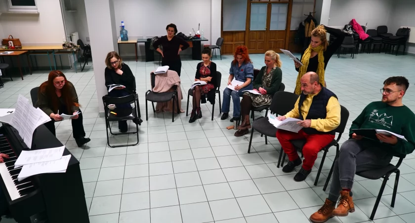 Zdjęcie z próby spektaklu muzycznego Teatru Dramatycznego/ podlaskie.eu
