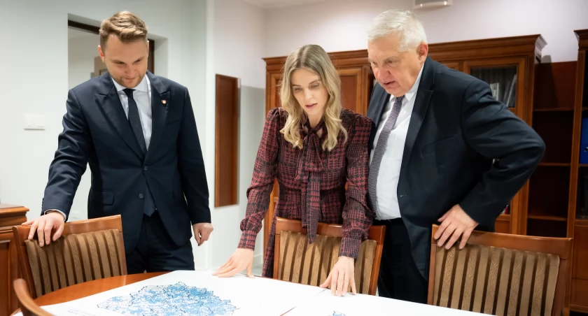 Zdjęcie posła Truskolaskiego i prezydenta Truskolaskiego z ministrem Rodziny, Pracy i Polityki Społecznej/ Twitter.com Ministerstwo Rodziny, Pracy i Polityki Społecznej