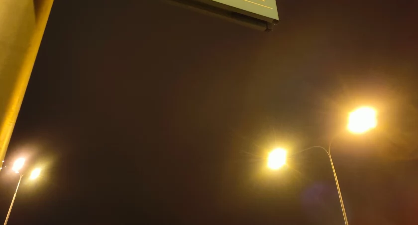 Zdjęcie włączonych latarni ulicznych nocą/ DDB