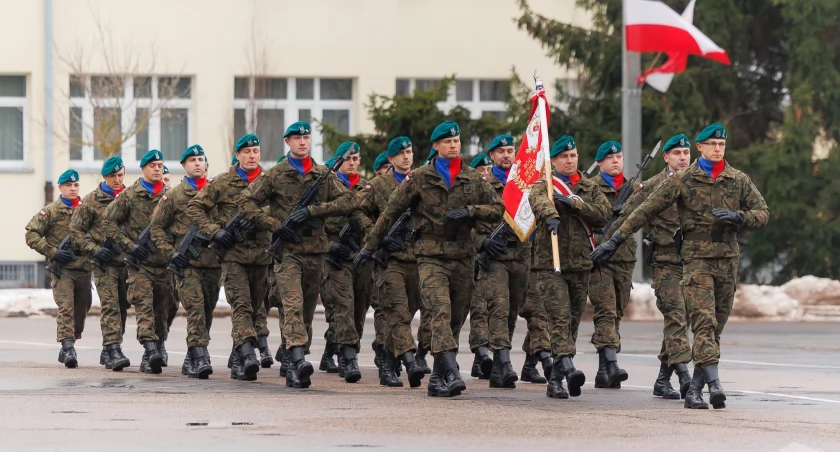 Zdjęcie żołnierzy z 18. Białostockiego Pułku Rozpoznawczego na placu/ podlaskie.eu