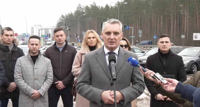 Zdjęcie Jacka Jarmołowicza podczas konferencji prasowej w Kleosinie/ DDB