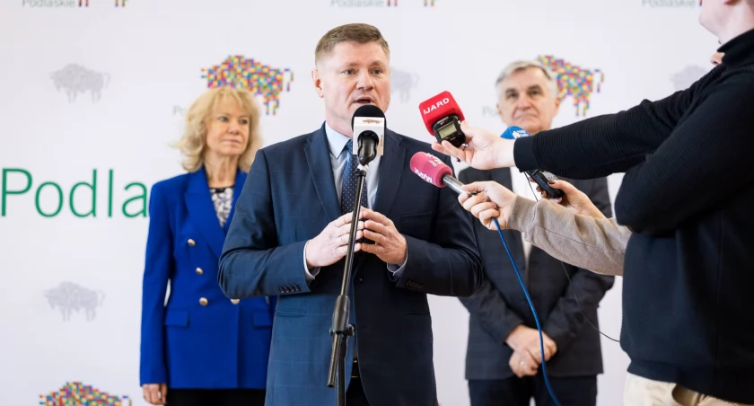 Zdjęcie przedstawicieli samorządu województwa podlaskiego podczas konferencji prasowej dotyczącej programu Poznajemy Podlaskie
