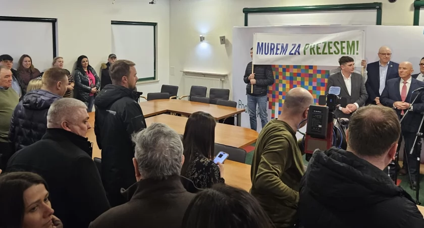 Zdjęcie pracowników PKS Nova w urzędzie marszałkowskim/ MK