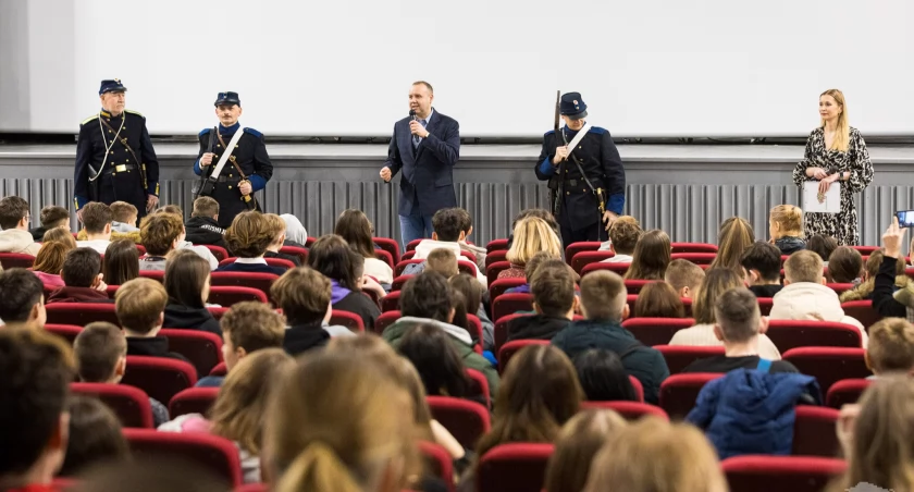 Zdjęcie z rozmowy uczniów z reżyserem i aktorami filmu 