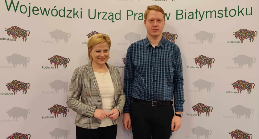 Zdjęcie dyrektor WUP Urszuli Jabłońskiej i Kamila Raciborskiego z Młodzieżowego Sejmiku/ WUP