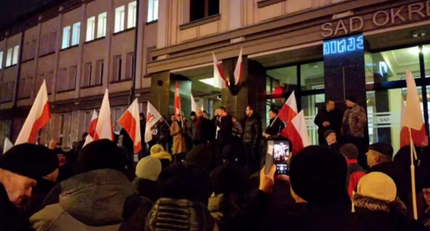 Zdjęcie protestujących ludzi pod budynkiem Sądu Okręgowego w Białymstoku/ Facebook Tomasz Madras