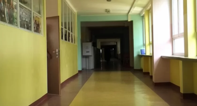 Zdjęcie pustego korytarza szkolnego/ DDB