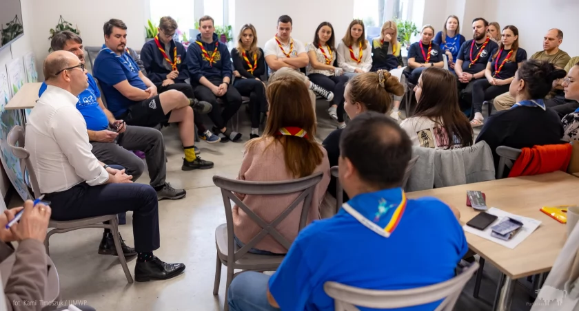 Zdjęcie marszałka Artura Kosickiego podczas spotkania z harcerzami/ podlaskie.eu