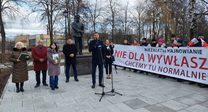 Zdjęcie protestu mieszkańców rejonu Puszczy Białowieskiej i posła Dariusza Piontkowskiego/ Faceb