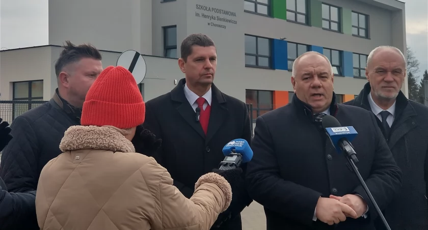 Zdjęcie polityków PiS przed szkołą w Choroszczy. Od lewej: Jan Perkowski, Dariusz Piontkowski, Jacek Sasin, Marek Komorowski/ Facebook.com Dariusz Piontkowski