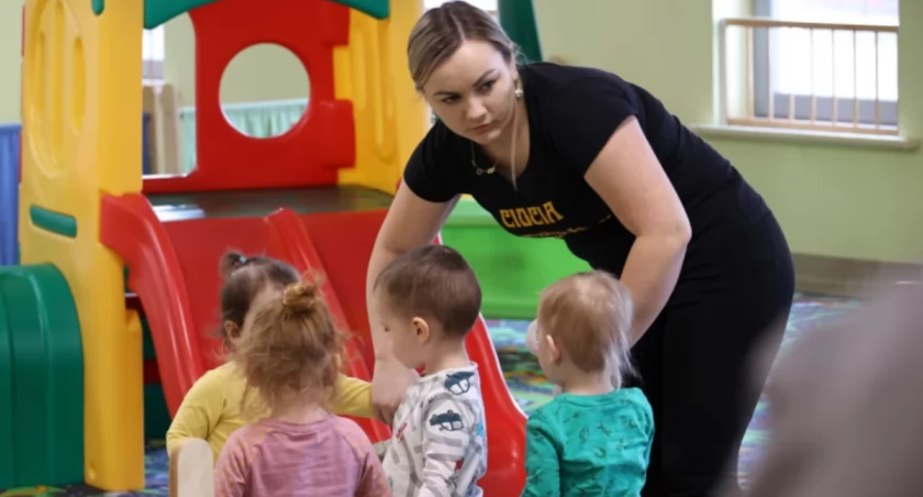 Zdjęcie opiekunki z dziećmi w białostockim żłobku / Foto: UM w Białymstoku