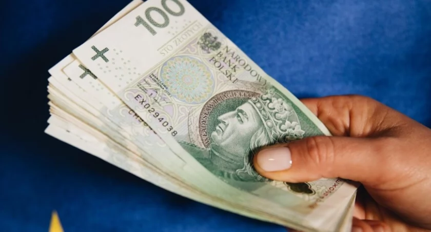 Zdjęcie ręki z trzymanymi banknotami/ podlaskie.eu