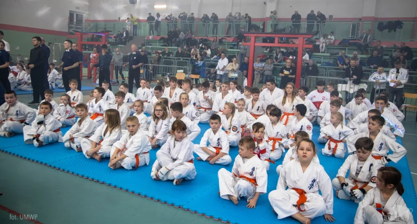 Zdjęcie młodych karateków na zawodach sportowych w Sokołach/ podlaskie.eu
