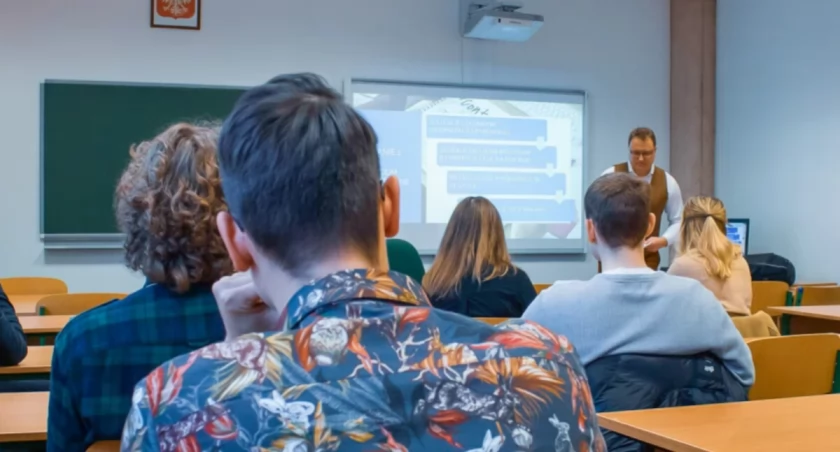 Białostoccy studenci podczas zajęć z analityki / Foto: UwB