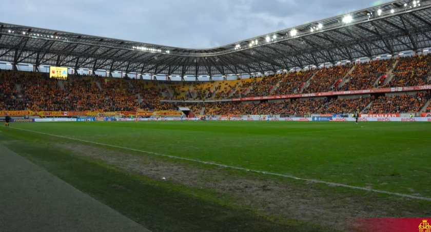Zdjęćie złego stanu murawy na stadionie miejskim w Białymstoku/ Facebook.com Dzieci Białegostoku