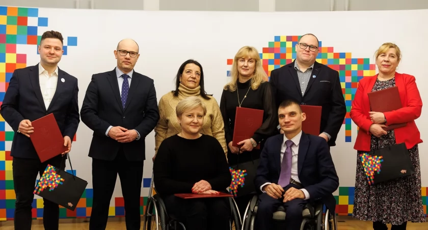 Zdjęcie członków Wojewódzkiej Społecznej Rady do Spraw Osób Niepełnosprawnych z marszałkiem województwa podlaskiego/ podlaskie.eu