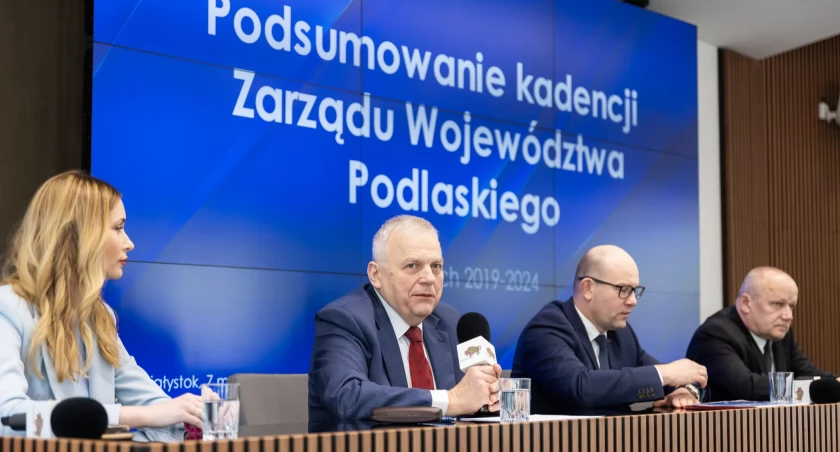 Zdjęcie przedstawicieli samorządu województwa podczas konferencji prasowej/ podlaskie.eu