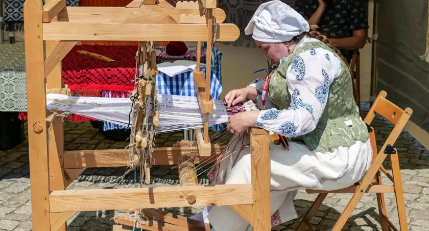 Zdjęcie tkaczki przy krośnie/ PIK
