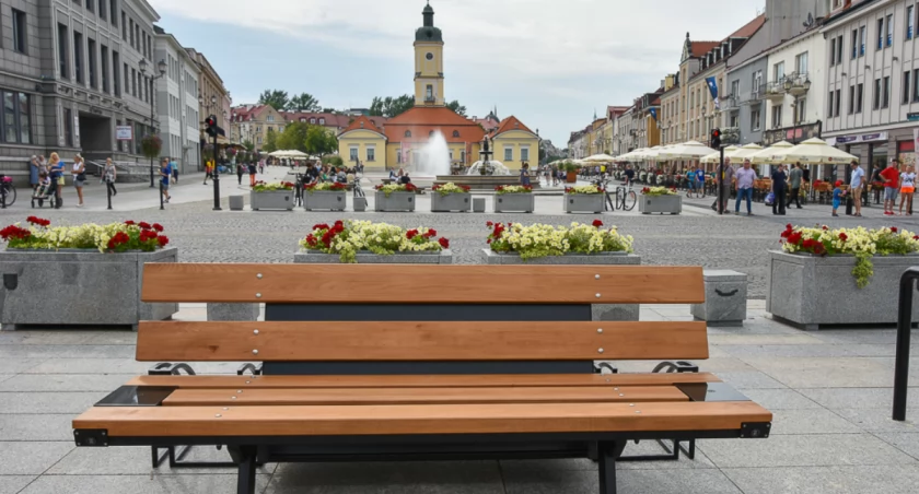 Zdjęcie ławki na Rynku Kościuszki/ bialystok.pl