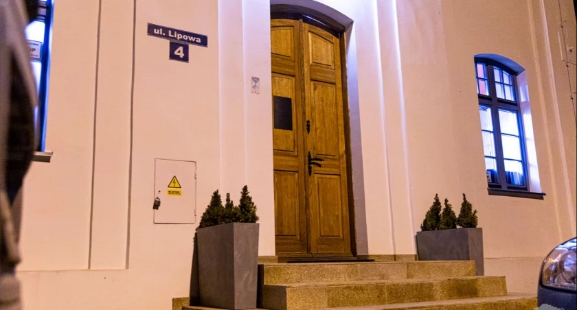 Zdjęcie wejścia do budynku Fotografii Wiktora Wołkowa/ podlaskie.eu