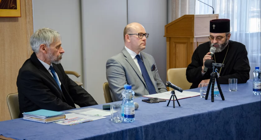 Zdjęcie ze spotkania w Centrum Kultury Prawosławnej. Od lewej: Sławomir Nazaruk, Artur Kosicki, Biskup Jakub/ podlaskie.eu