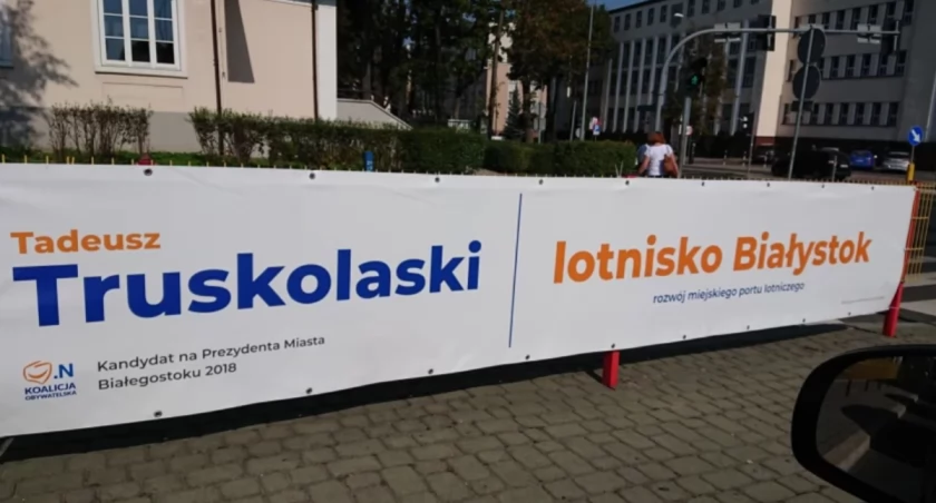 Zdjęcie banneru wyborczego w pasie drogowym/ DDB