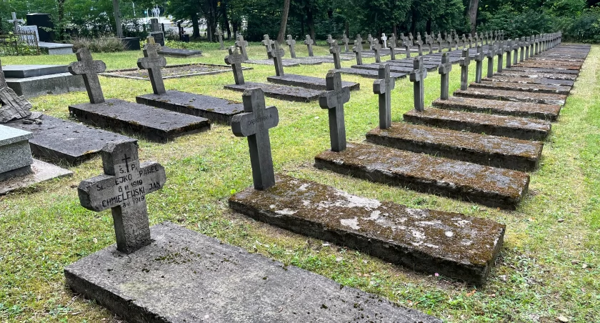 Zdjęcie nagrobków na Cmentarzu Wojskowym w Białymstoku/ bialystok.pl
