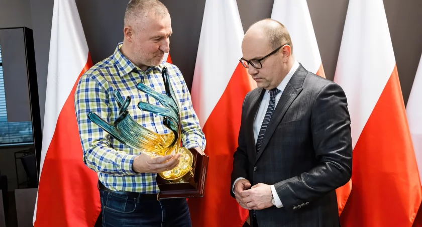 Zdjęcie marszałka województwa Artura Kosickiego z przedstawicielem Młodych Żubrów Białystok/ podlaskie.eu