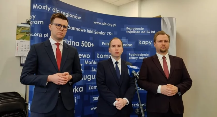Zdjęcie z konferencji prasowej poświęconej programowi inwestycji strategicznych. Od lewej: Karol Halicki, Adam Andruszkiewicz, Marcin Zabłudowski/ DDB