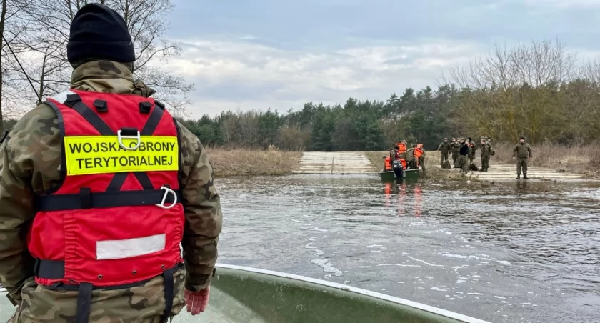 Zdjęcie terytorialsów podczas szkolenia nad Narwią/ 1PBOT