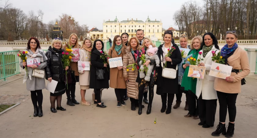 Zdjęcie kandydatek PiS do samorządu z Henrykiem Dębowskim/ mat. pras.