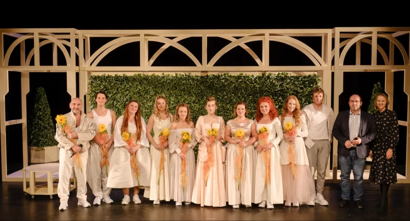 Zdjęcie artystów na scenie/ Teatr Dramatyczny