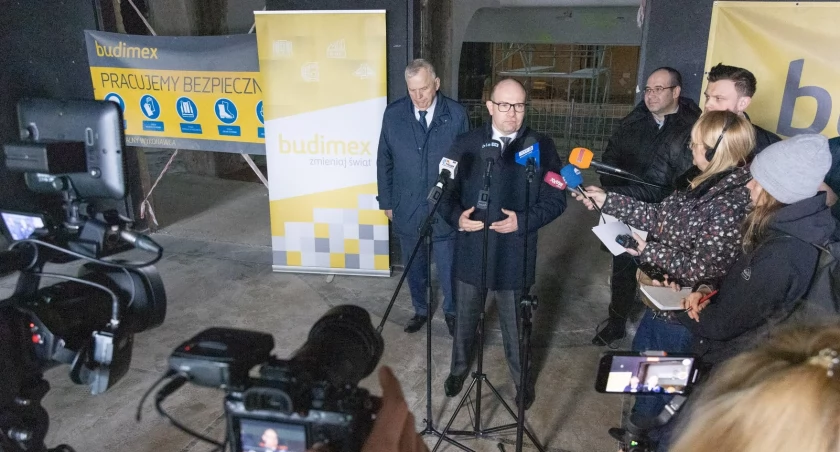 Zdjęcie marszałka Artura Kosickiego w remontowanym Teatrze Dramatycznym w Białymstoku/ podlaskie.eu