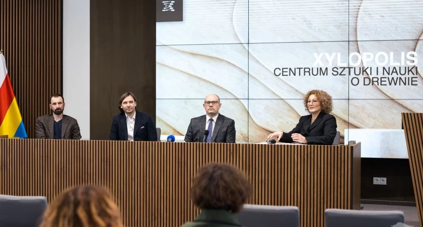 Zdjęcie z konferencji prasowej dotyczącej realizacji Xylopolis/ podlaskie.eu