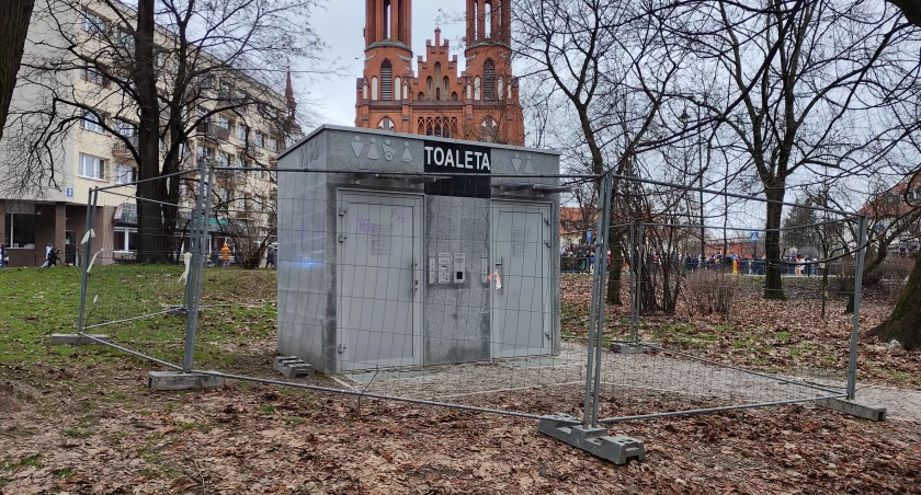 Zdjęcie szaletu miejskiego przy wejściu do Parku Planty/ DDB